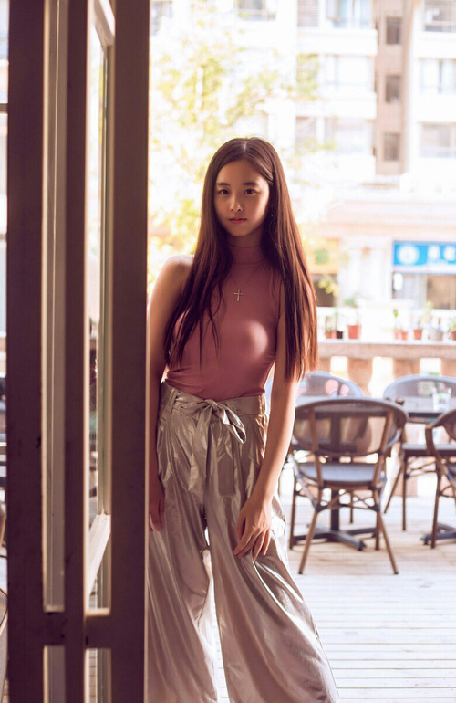 “广州队击败上海队,夺取联赛榜首位置”,广州对上海篮球